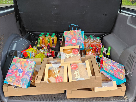 Paquets de galettes des rois dans un coffre de voiture