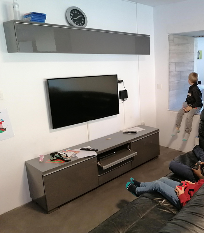 Salon avec des enfants.