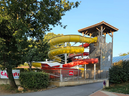 Grand toboggan jaune.